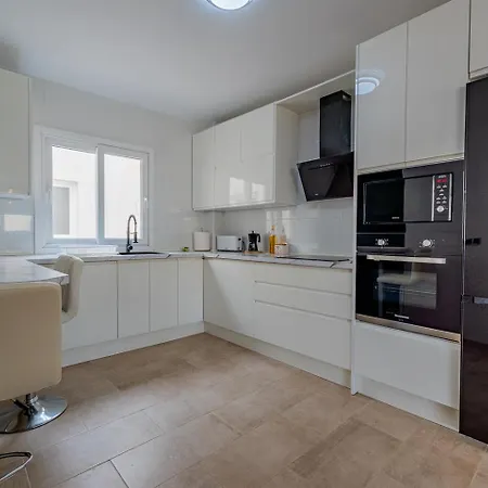 Piso Beautiful & Spacious - 50 Meters From The